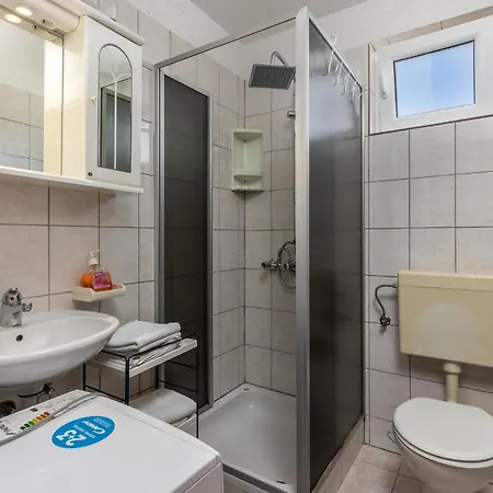 1 Bedroom Awesome In Rab شقة